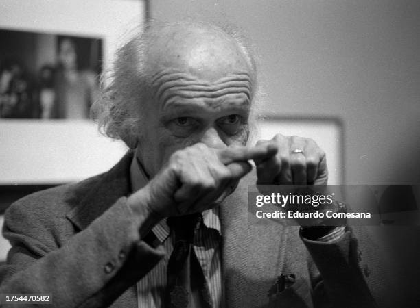 American curator and historian Beaumont Newall speaks during a workshop at the International Center of Photography , New York, New York, circa 1980.