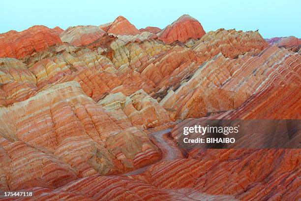 relief danxia dans zhangye, gansu provinces, chine - strate géologique photos et images de collection