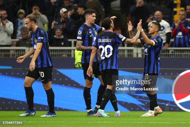 Alexis Sanchez of FC Internazionale celebrates with teammates after scoring the team's first goal during the UEFA Champions League match between FC...