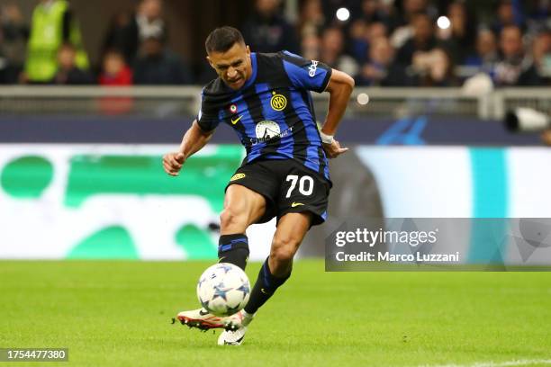Alexis Sanchez of FC Internazionale scores the team's first goal during the UEFA Champions League match between FC Internazionale and FC Salzburg at...