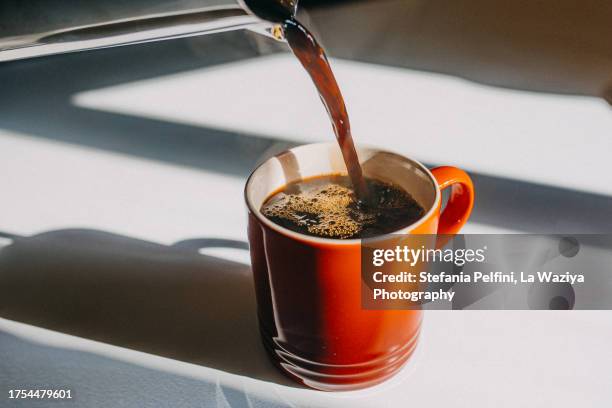 coffee pouring in mug - café preto imagens e fotografias de stock