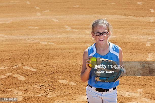 jogador de softbol - softball sport imagens e fotografias de stock