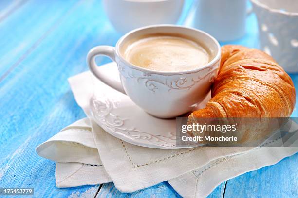 croissant e caffè - croissant foto e immagini stock