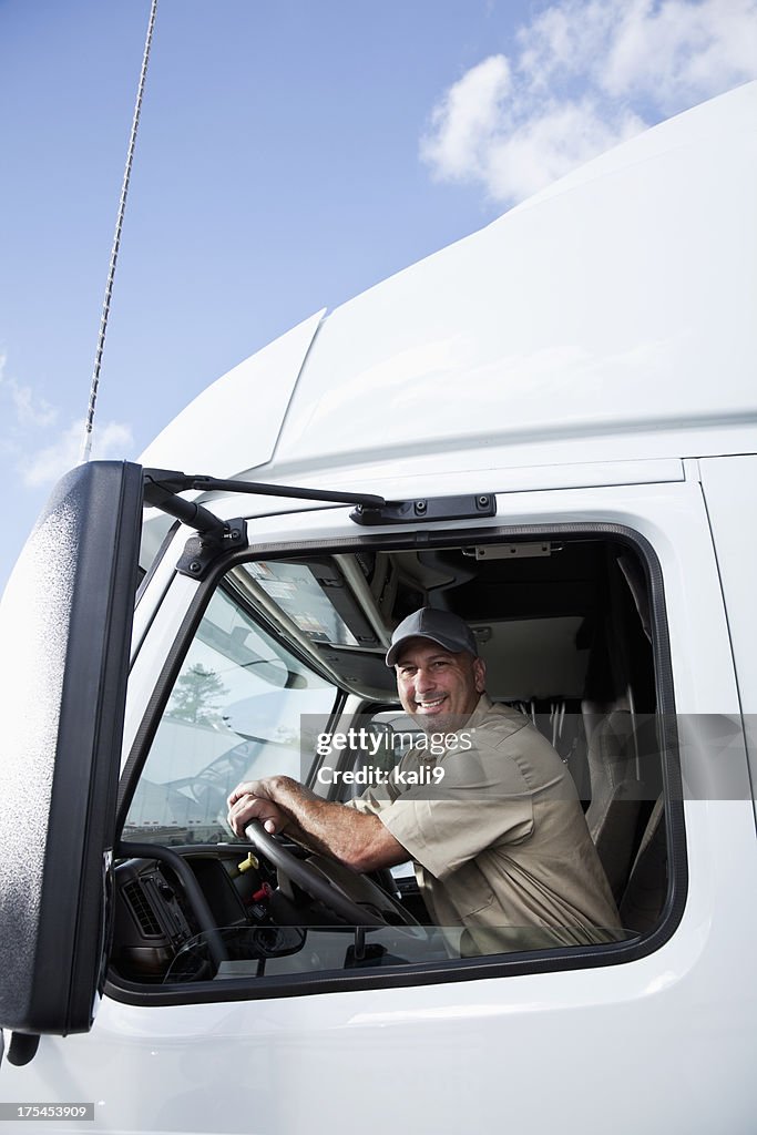 LKW-Fahrer sitzt im cab of semi-truck