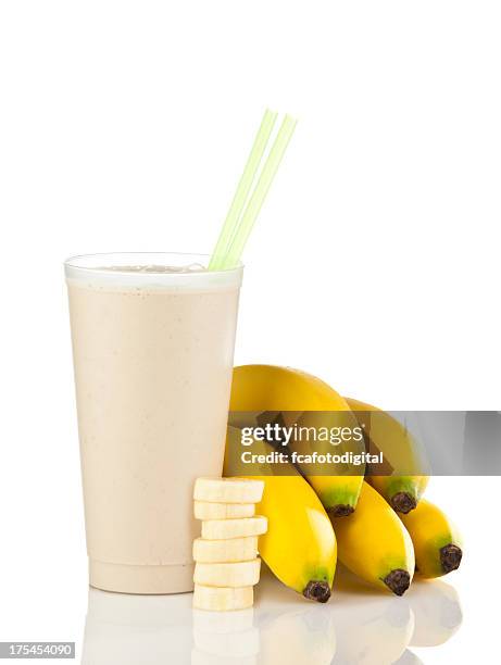 bananen-smoothie - milchmixgetränk stock-fotos und bilder
