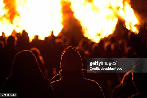 silhouette of people on fire at night - campfire storytelling stock pictures, royalty-free photos & images