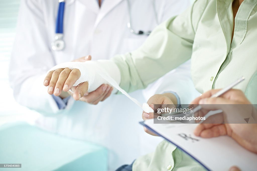 Patienten mit gebrochenen hand