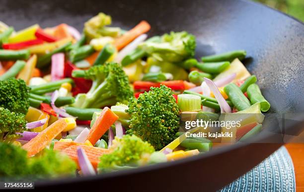 vegetable stir fry - wok stockfoto's en -beelden
