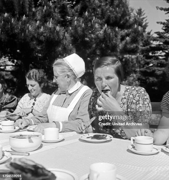 Women having breakfast at a mother and child recreation home at Tabarz, Thuringia.