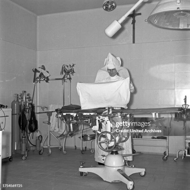 Hospital, run by nuns, here: a nun at her daily business, Germany 1950s.