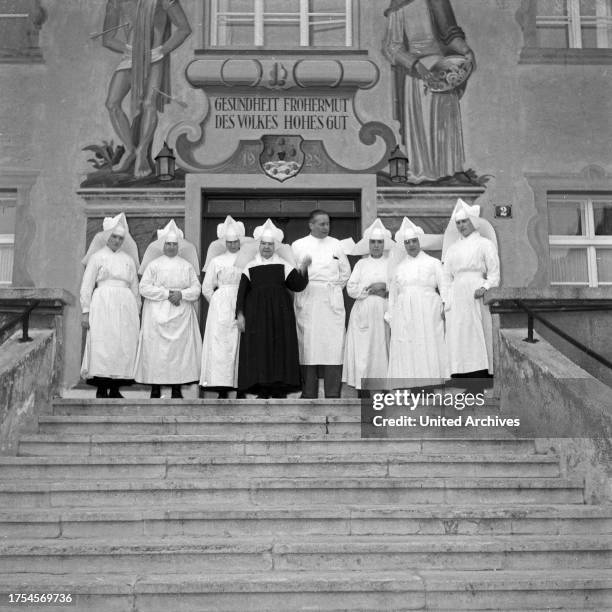 Hospital, run by nuns, here: group shot in front of the entrance, Germany 1950s.