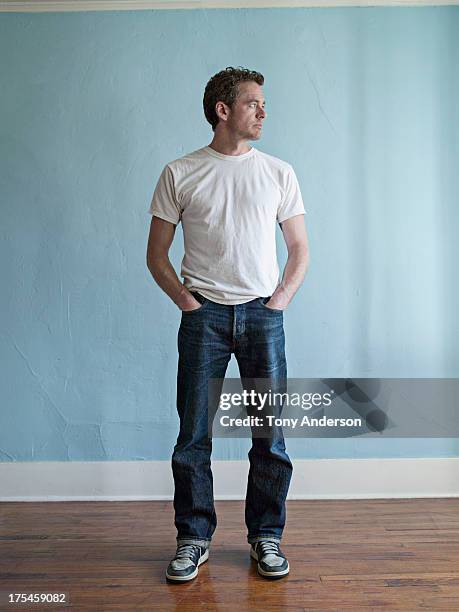 mam standing in room at home - white pants foto e immagini stock