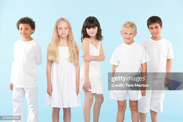 cinque bambini al coperto rivolto verso l'obiettivo - rivolto verso lobiettivo foto e immagini stock