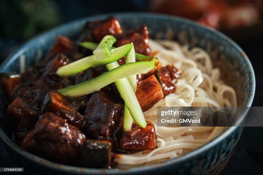 Jajangmyeon Koreanische Nudeln in schwarzer Bohnensauce