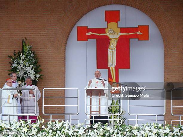 B>Após a celebração da missa na Basílica do Santuário Nacional de Nossa Senhora Aparecida, o papa Francisco foi até a Tribuna Bento XVI, que fica na...