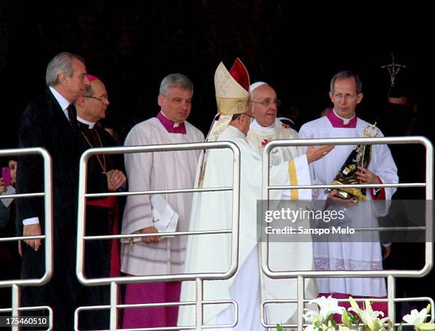 B>Após a celebração da missa na Basílica do Santuário Nacional de Nossa Senhora Aparecida, o papa Francisco foi até a Tribuna Bento XVI, que fica na...