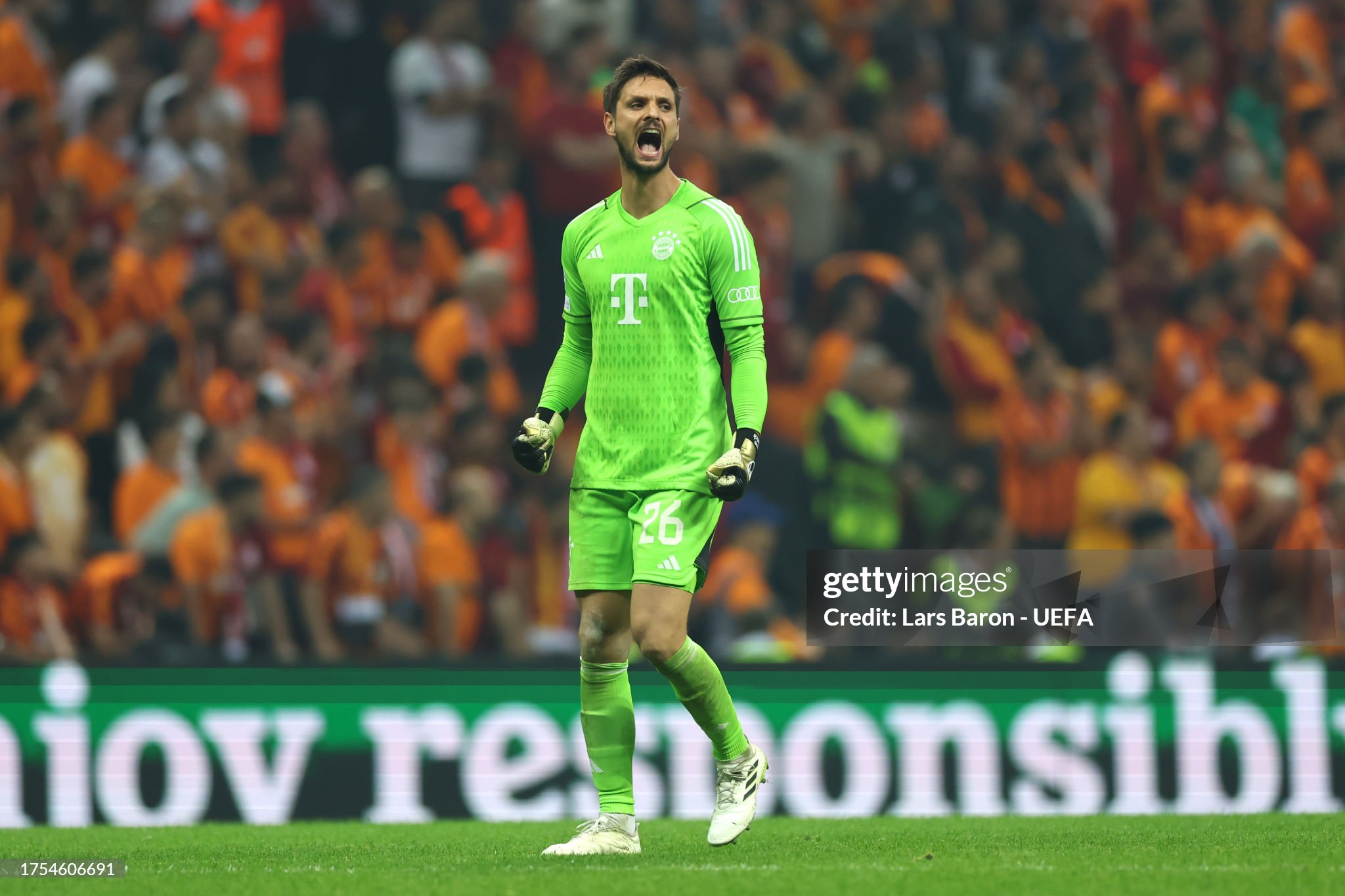 Neuer's backup signs new deal with Bayern