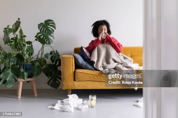 young woman feeling sick - pneumonia imagens e fotografias de stock