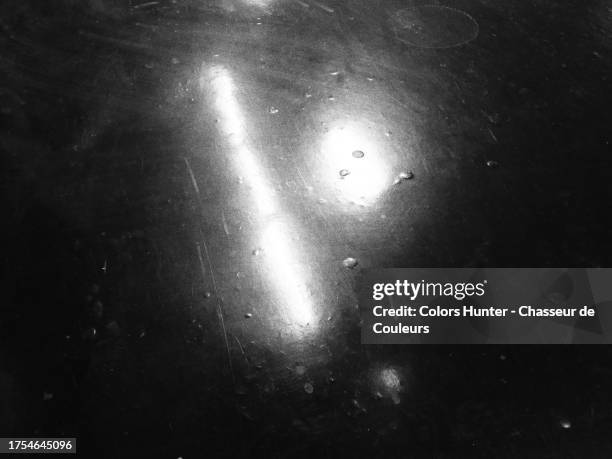 the light of an electric lamp is reflected on a dark, shiny and textured metal surface in paris, france - light beam on white stock pictures, royalty-free photos & images