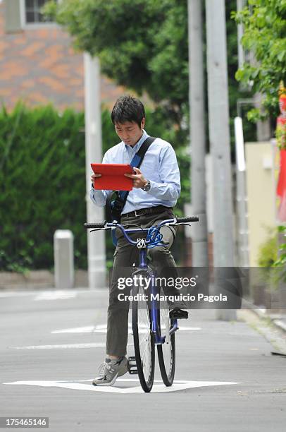 Saw this man going in one direction riding his bycicle and using his e-reader at the same time. A few minutes later, I saw him again, waiting to...