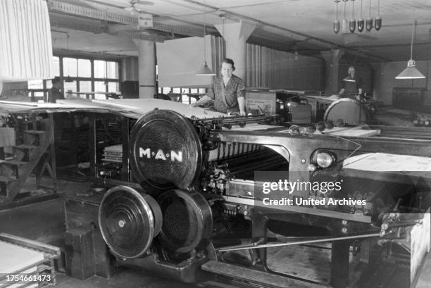 Worker controlling the rotary printing press in the plants of the mechanical engineering company MAN , Germany 1930s.