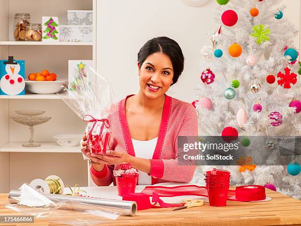 envoltura de regalos - celofán fotografías e imágenes de stock