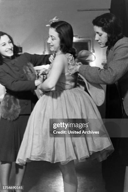 Chorus girls in the changing room in the opera in Rome, Italy 1940s.