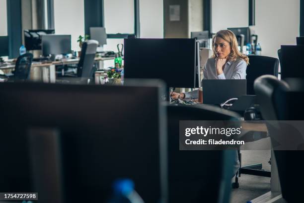 überarbeitete geschäftsfrau - osteuropäischer abstammung stock-fotos und bilder