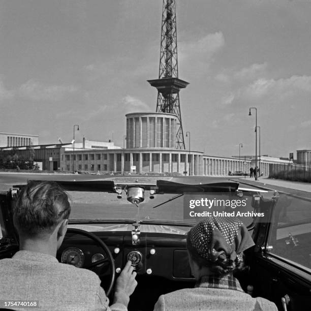 The Telefunken Auto Super car radio at a car dashboard, in front of the Berlin radio tower, Germany 1930s.