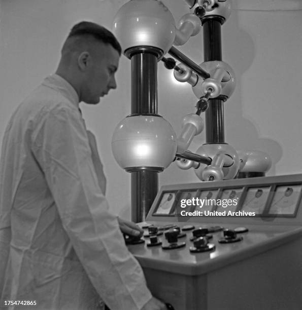 22 Peter Debye Stock Photos, HighRes Pictures, and Images Getty Images