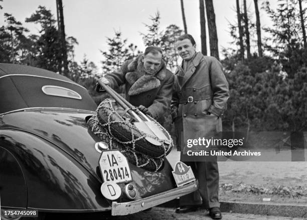 German team for the rallye Monte Carlo with its Ford convertible, Germany 1930s.