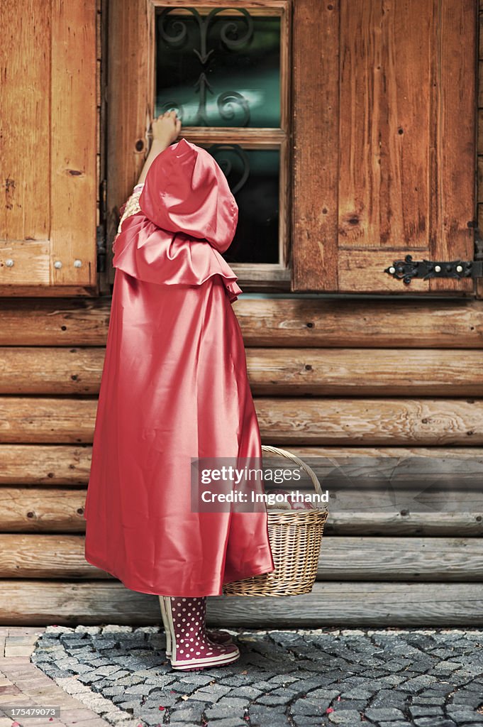 Rotkäppchen Anklopfen auf Fenster