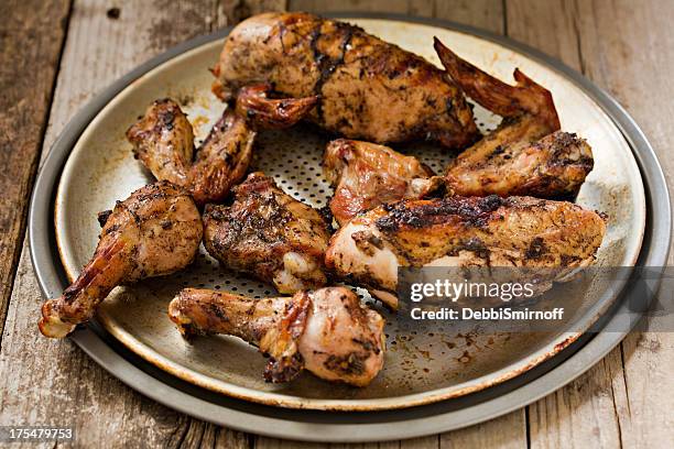 barbecued jerk chicken - jerk chicken stockfoto's en -beelden