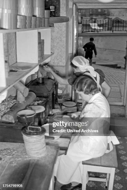 Cook, preparing food at a kitchen in Karlsbad, 1930s.