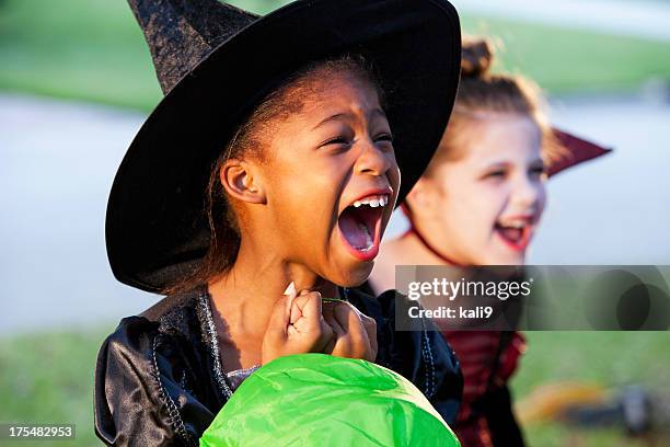 girls in halloween costumes - heks stockfoto's en -beelden