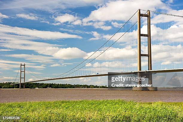 daytime view of the humber bridge in england - humber bridge stockfoto's en -beelden