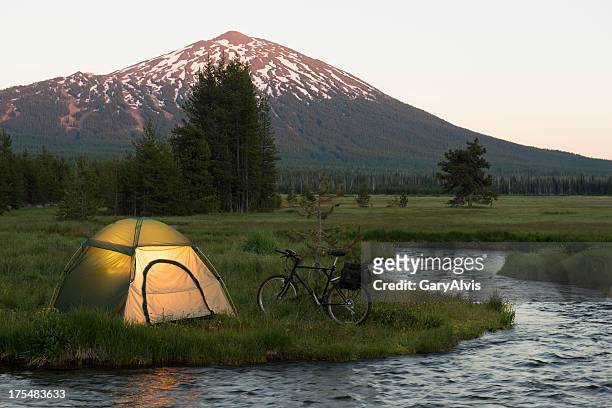bicicleta de acampamento - the bachelor imagens e fotografias de stock