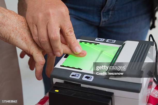 escáner de huellas digitales - escáner de huellas digitales fotografías e imágenes de stock