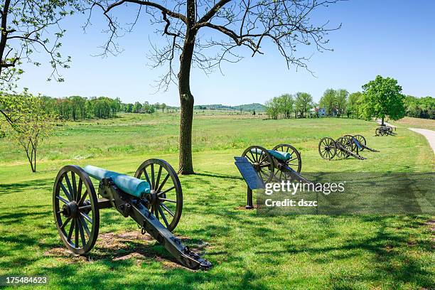 cannoni al parco militare nazionale di gettysburg - campo di battaglia foto e immagini stock