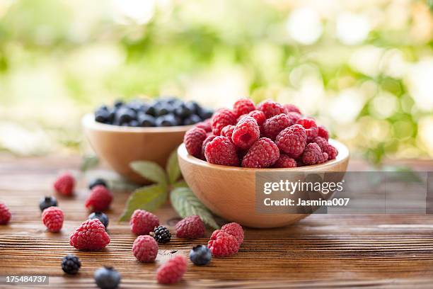 himbeere und blaubeeren - fruits table top stock-fotos und bilder