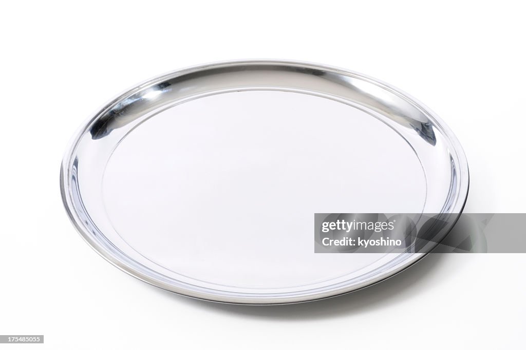 Isolierte Schuss von silbernen Tablett vor einem weißen Hintergrund.