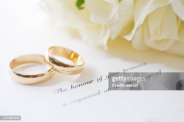 anillos de boda y lo - wedding invitation fotografías e imágenes de stock