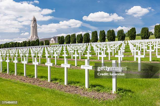 world war einem friedhof in verdun frankreich - schlacht von verdun stock-fotos und bilder