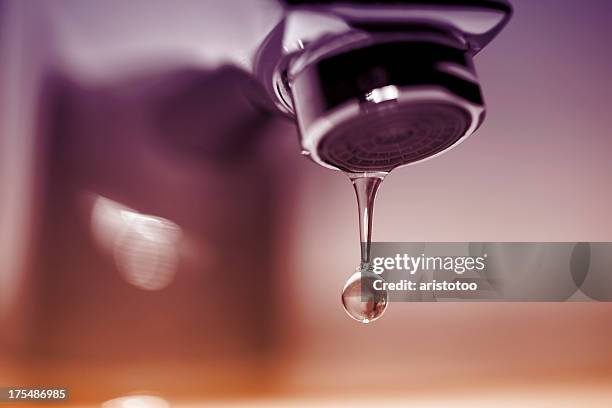 gouttes robinet gros plan avec goutte d'eau - eau courante photos et images de collection