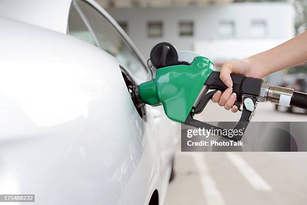 reabastecimento no posto de gasolina xxxxxlarge - bomba de combustível - fotografias e filmes do acervo