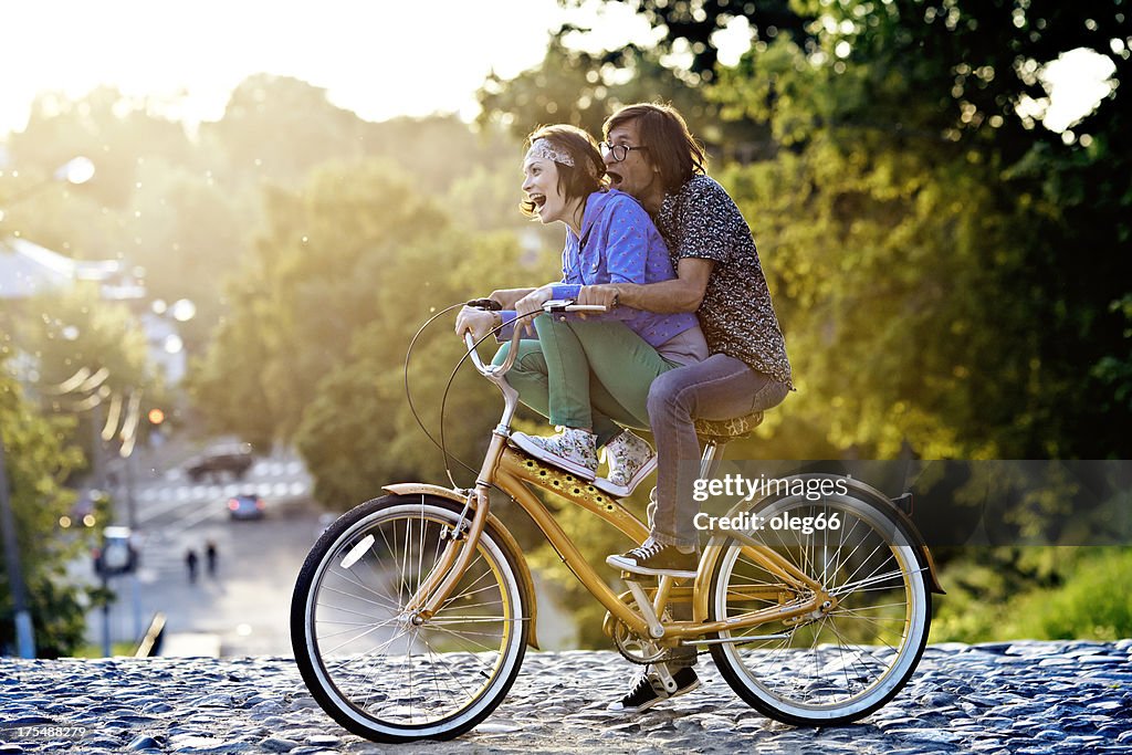 Casal em uma bicicleta