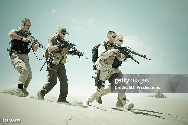 soldier platoon training for combat in desert location - maskingevär bildbanksfoton och bilder