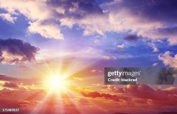 hermoso atardecer paisaje con nubes - religion or spirituality fotografías e imágenes de stock