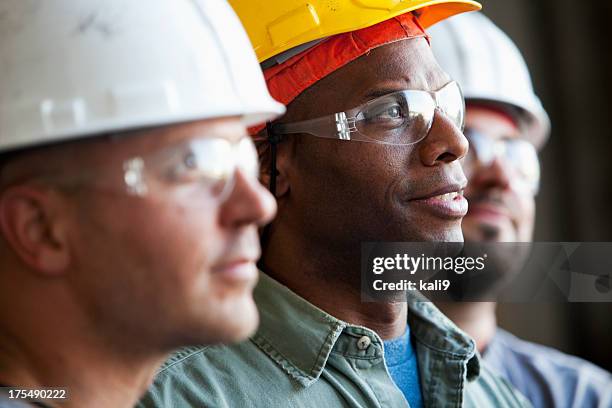 primer plano de trabajadores de la construcción - eye protection fotografías e imágenes de stock