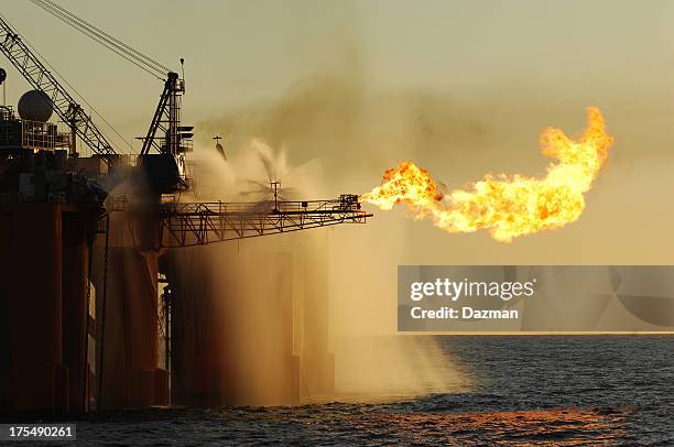 jet sur une plateforme pétrolière sur l'océan. - jet de flamme photos et images de collection